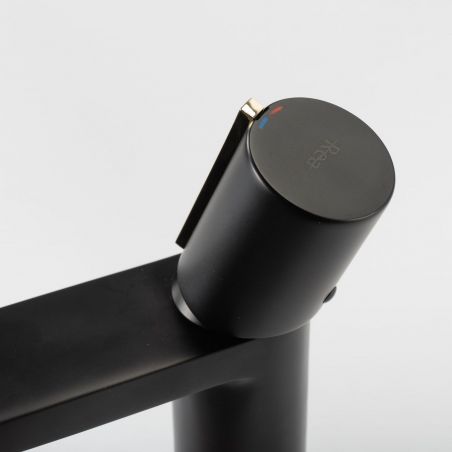 Baterie lavoar REA-Icon Low, montaj pe lavoar, finisaj negru mat-gold, perlator aer, design deosebit