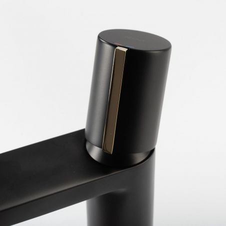 Baterie lavoar REA-Icon Low, montaj pe lavoar, finisaj negru mat-gold, perlator aer, design deosebit