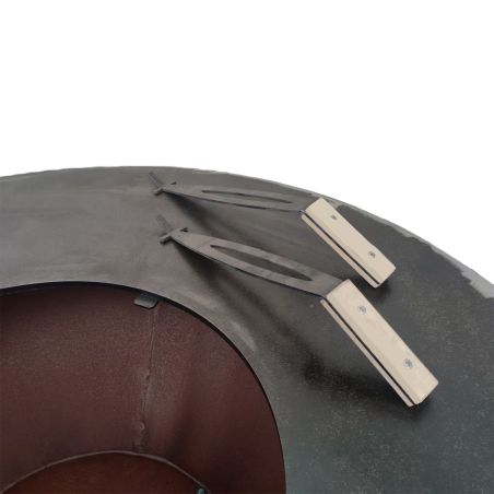 Set de spatule pentru gratar, realizate din otel corten cu grosimea de 4 mm, prevazute cu maner din lemn. Dimensiuni: 38 x 40 cm