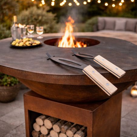 Set de spatule pentru gratar, realizate din otel corten cu grosimea de 4 mm, prevazute cu maner din lemn. Dimensiuni: 38 x 40 cm