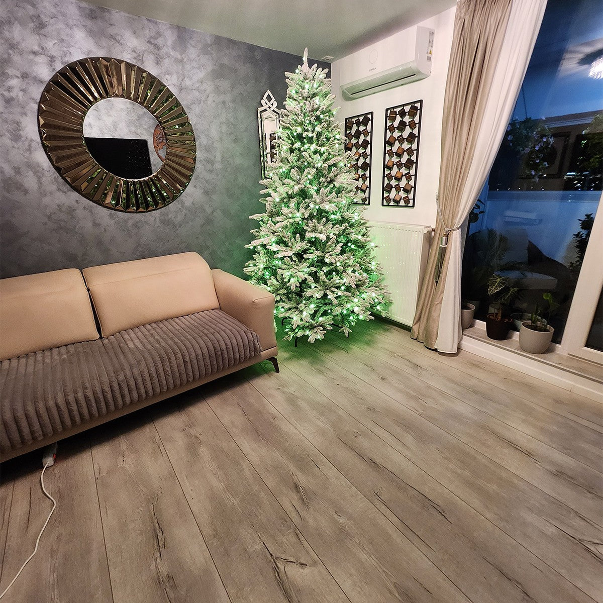 Brad artificial , Nins, ramuri 3D, Led RGB 32 moduri, telecomanda, suport metalic, 3170 crengute Polar, 220 cm
