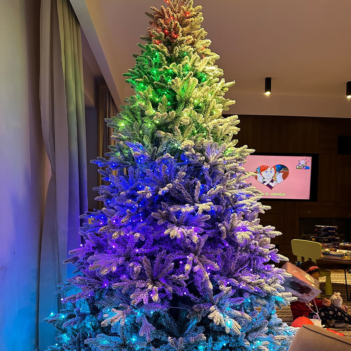 Brad artificial , Nins, ramuri 3D, Led RGB 32 moduri, telecomanda, suport metalic, 3170 crengute Polar, 220 cm