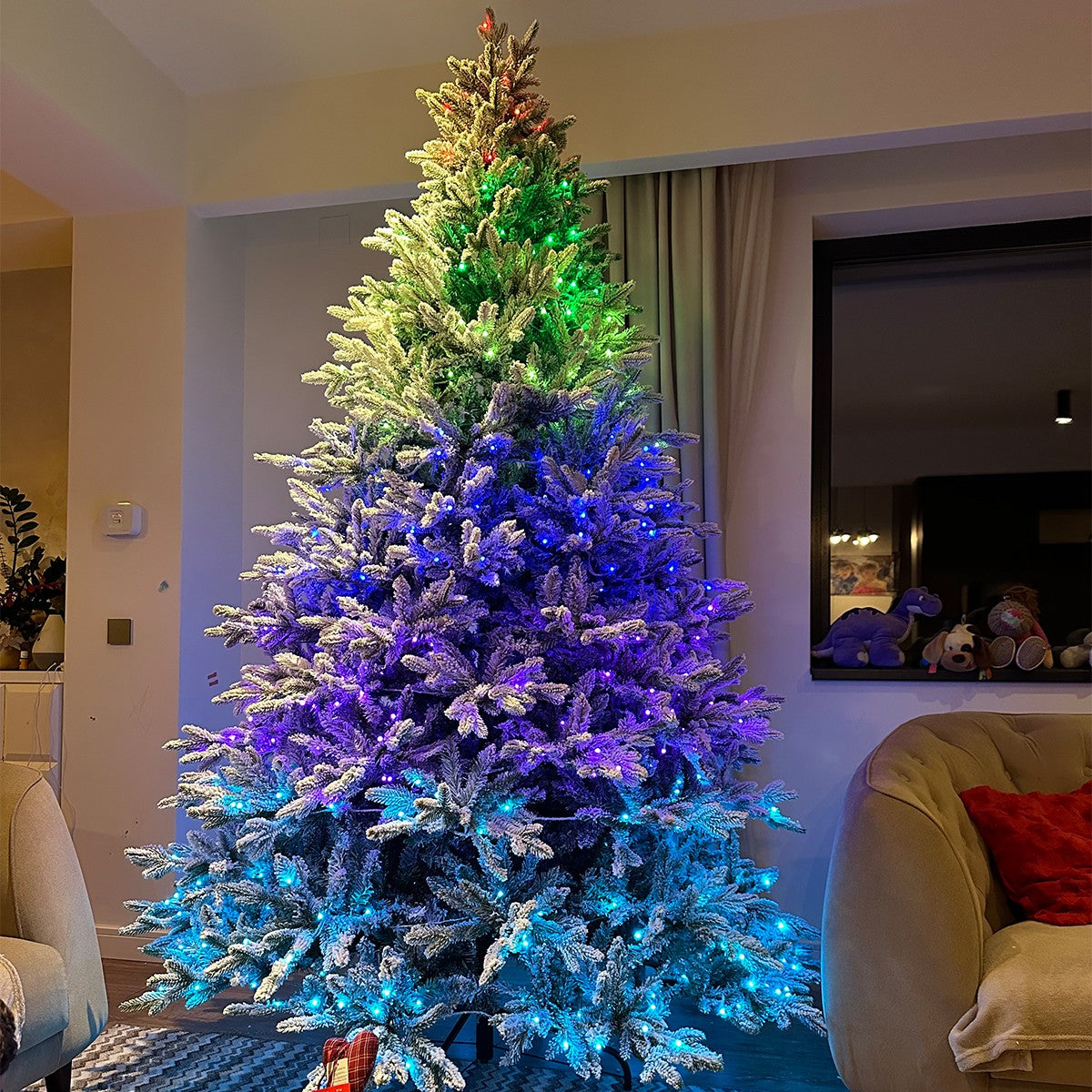 Brad artificial , Nins, ramuri 3D, Led RGB 32 moduri, telecomanda, suport metalic, 3170 crengute Polar, 220 cm