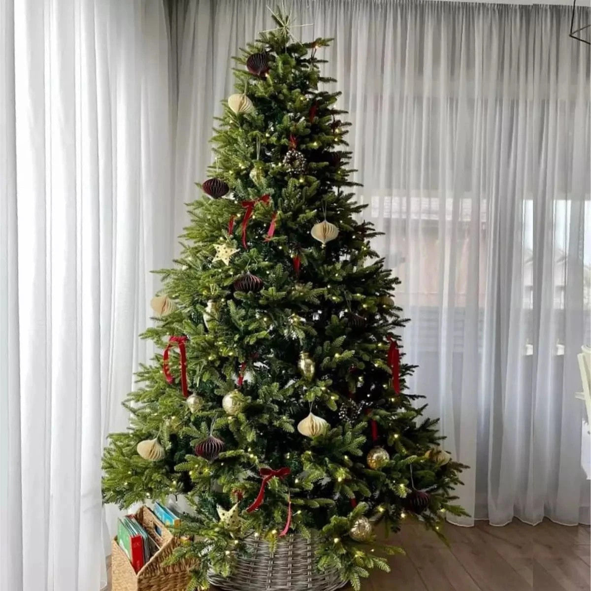 Brad de Craciun premium cu LED, ramuri 3D, Normandian PE, dimensiune 250 cm, suport metalic inclus