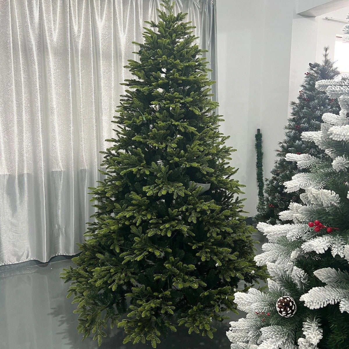 Brad de Craciun premium, Normandian PE, ramuri 3D, suport metalic inclus, 250 cm