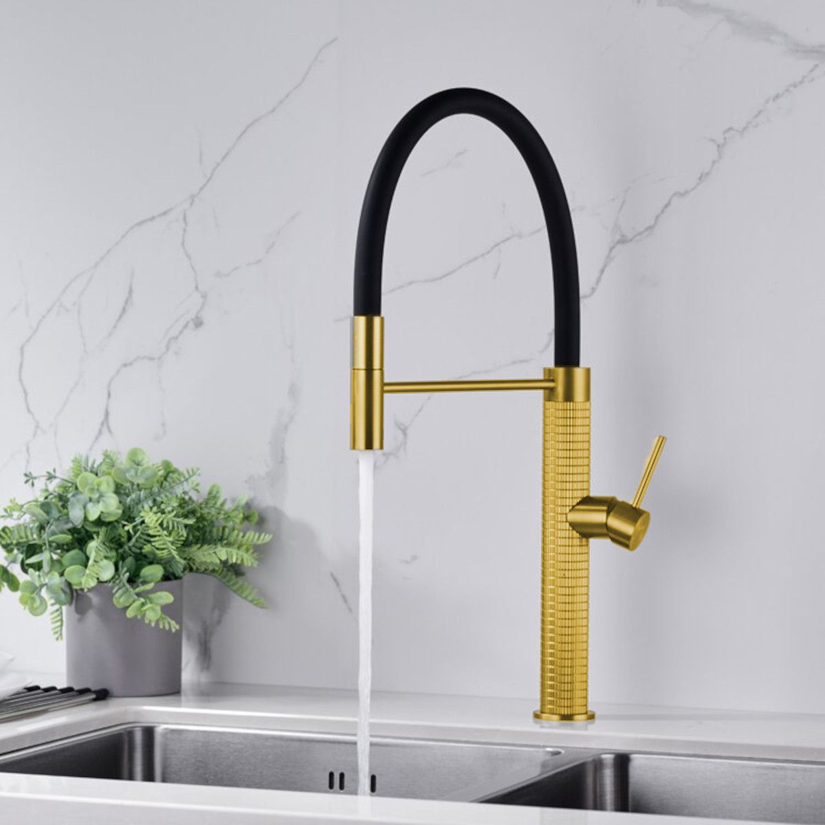 Baterie de bucatarie Filip, pipa flexibila si dus extractabil, inaltime 52 cm, culoare auriu mat