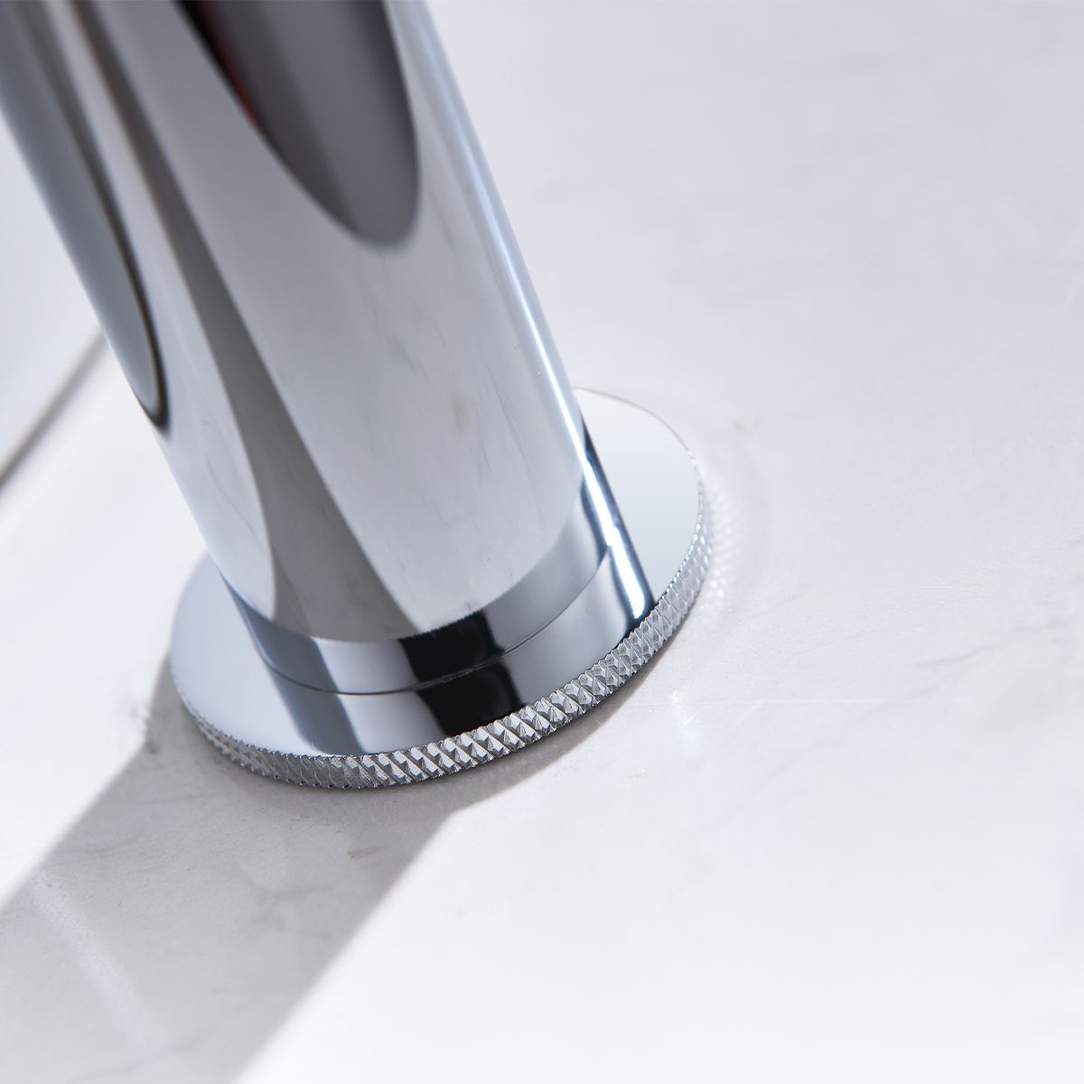 Baterie lavoar EGO-Tiona Chrome High, montaj pe blat, finisaj Crom, perlator aer, design deosebit