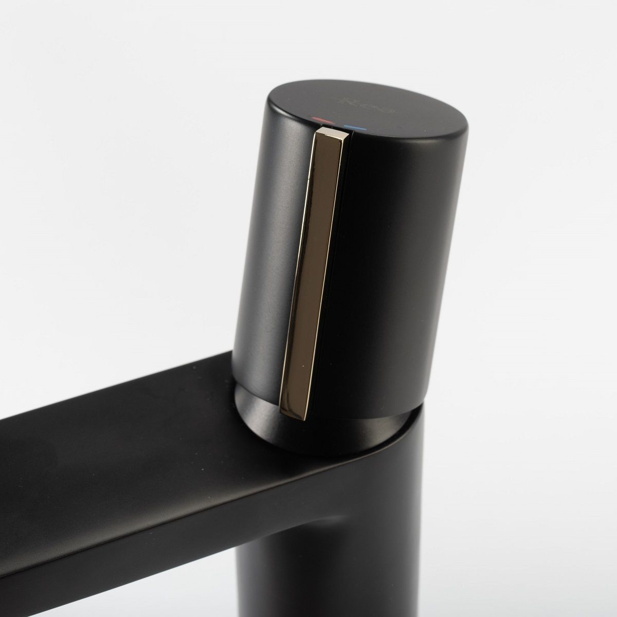 Baterie lavoar REA-Icon Low, montaj pe lavoar, finisaj negru mat-gold, perlator aer, design deosebit