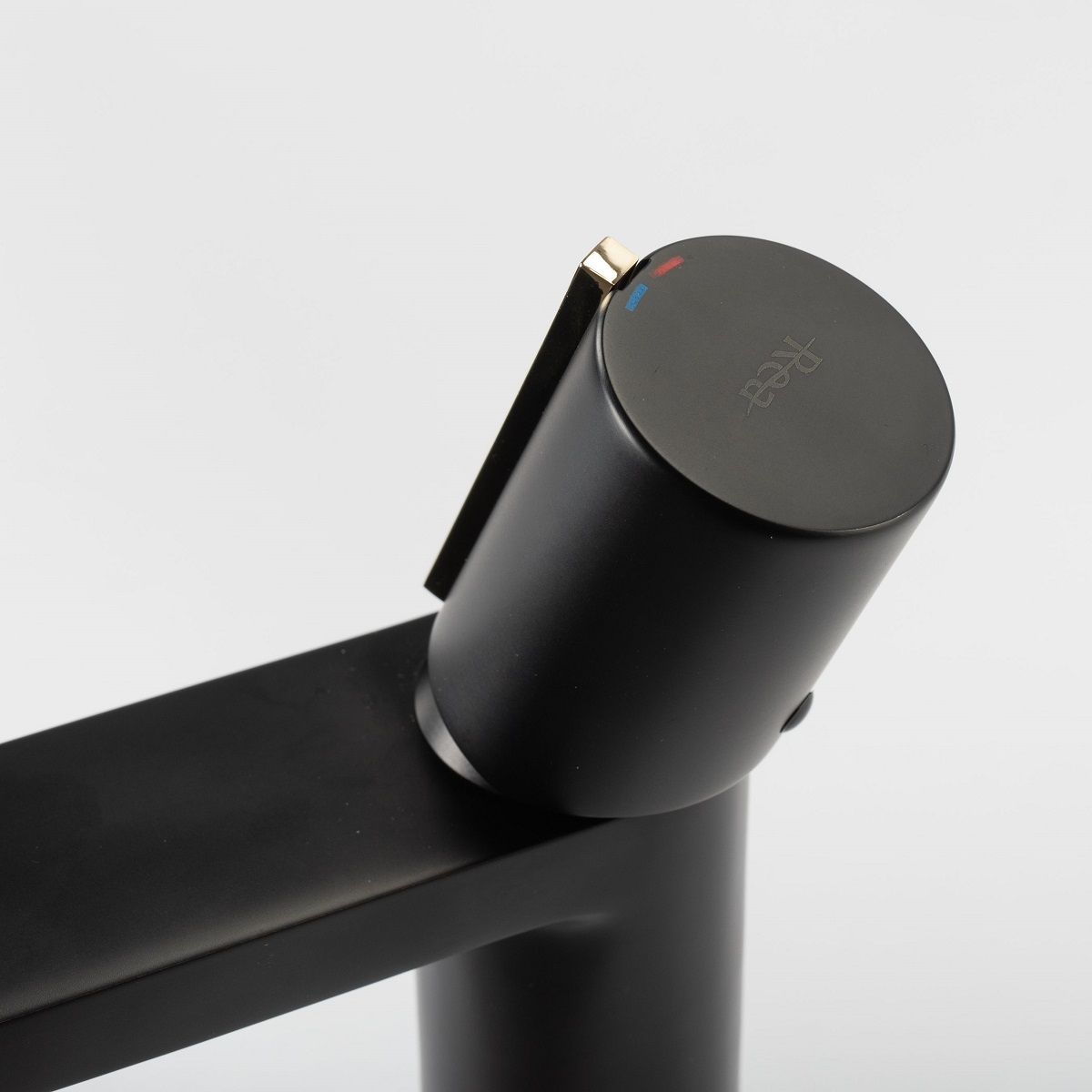 Baterie lavoar REA-Icon Low, montaj pe lavoar, finisaj negru mat-gold, perlator aer, design deosebit