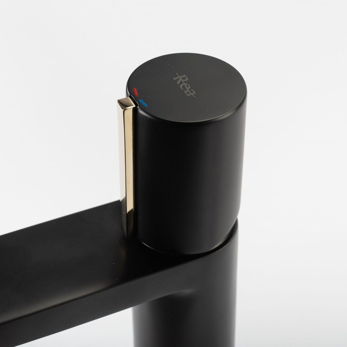 Baterie lavoar REA-Icon Low, montaj pe lavoar, finisaj negru mat-gold, perlator aer, design deosebit