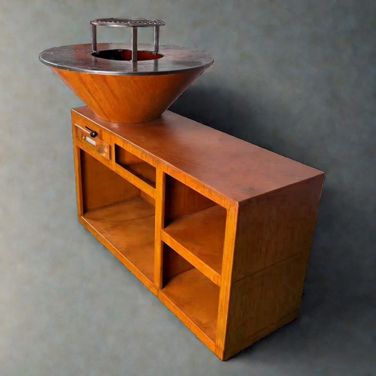 Gratar pe lemn cu plita, spatiu mare de depozitare lemne, 2 rafturi laterale otel corten, dia 85x130x100 cm, Helio